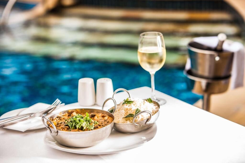 Poolside dining at Suncoast Hotel & Towers